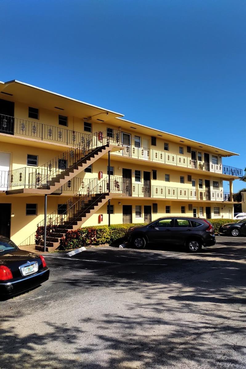 2810 Ne 201st Ter G325, Aventura, Miami-Dade County, Florida - 1 Bedrooms  
2 Bathrooms - 