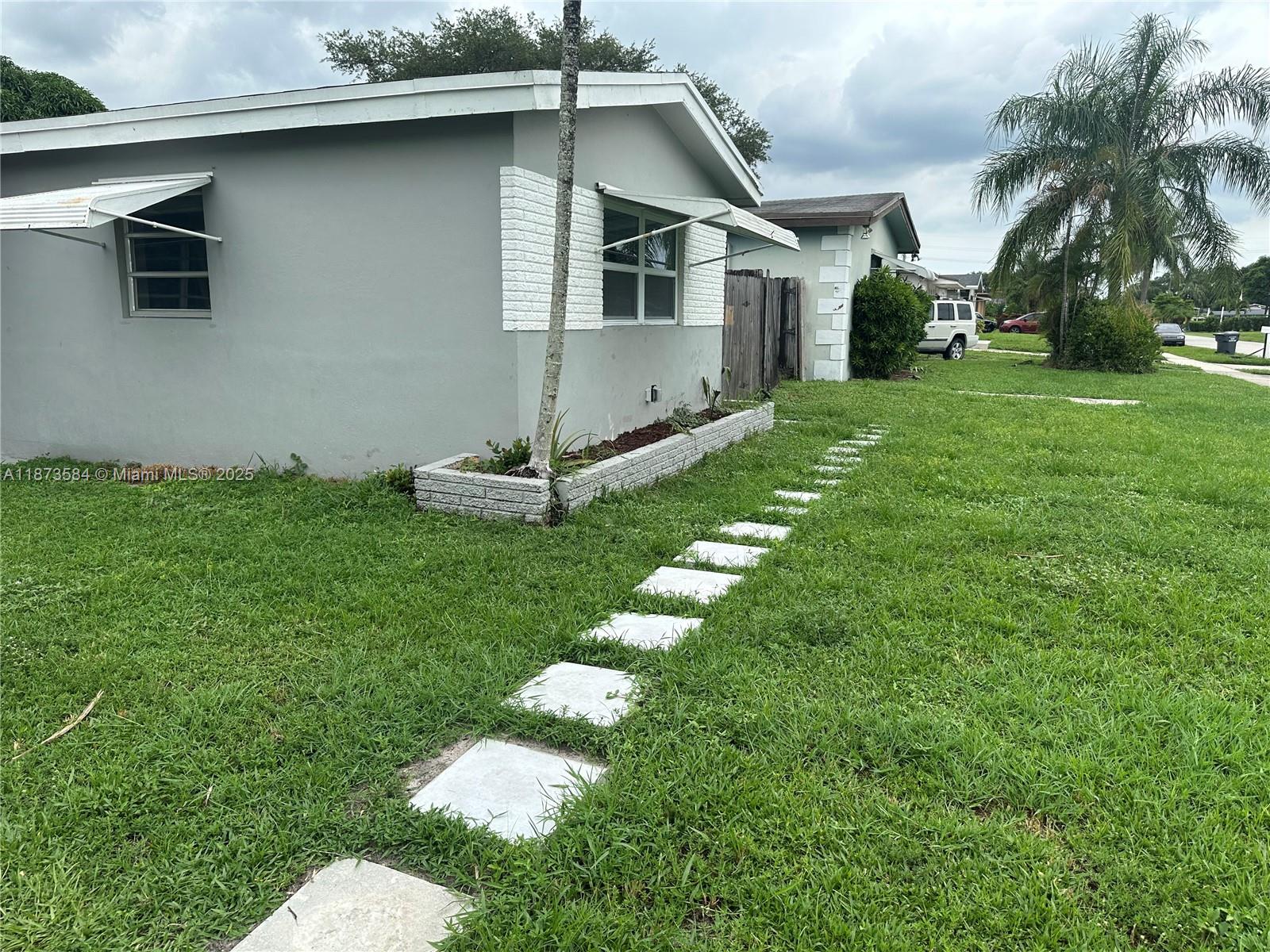 Nice and quite studio with Independent entrance, privet bathroom, excelent location, Water, Electricity and wifi are included, very close to showing centers, Hard rock Hotel and Casino,
short ride to the beach, Denia point, Broward college ,north and south campus, Golf stream etc. Nova University,