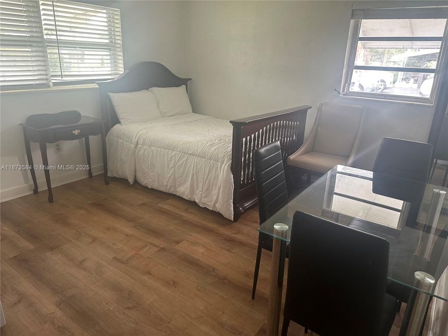 Excellent location, quiet studio  ready to move in, all utilities included, (water, electric and wifi.)
 Independent entrance, privet bathroom, Furnished , very close to shopping centers,  Hard rock Hotel and Casino,
short ride to the beach, Denia point, Broward college ,north and south campus, Golf stream etc. Nova University,