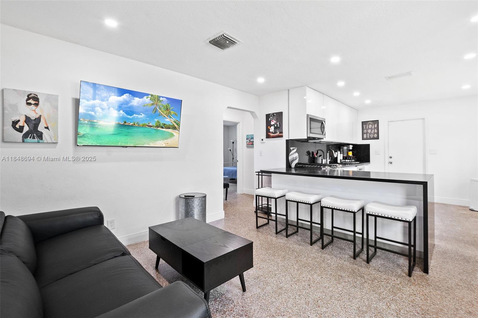 3711 SW 58th Ave, Davie, FL, 33314/$439,000 2 3711 SW 58th Ave