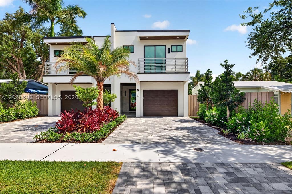 Photo of 910 SE 13th St, Fort Lauderdale, FL 33316 (MLS # A12035842)