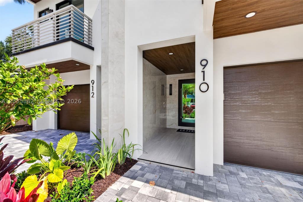 Photo of 910 SE 13th St, Fort Lauderdale, FL 33316 (MLS # A12035842)