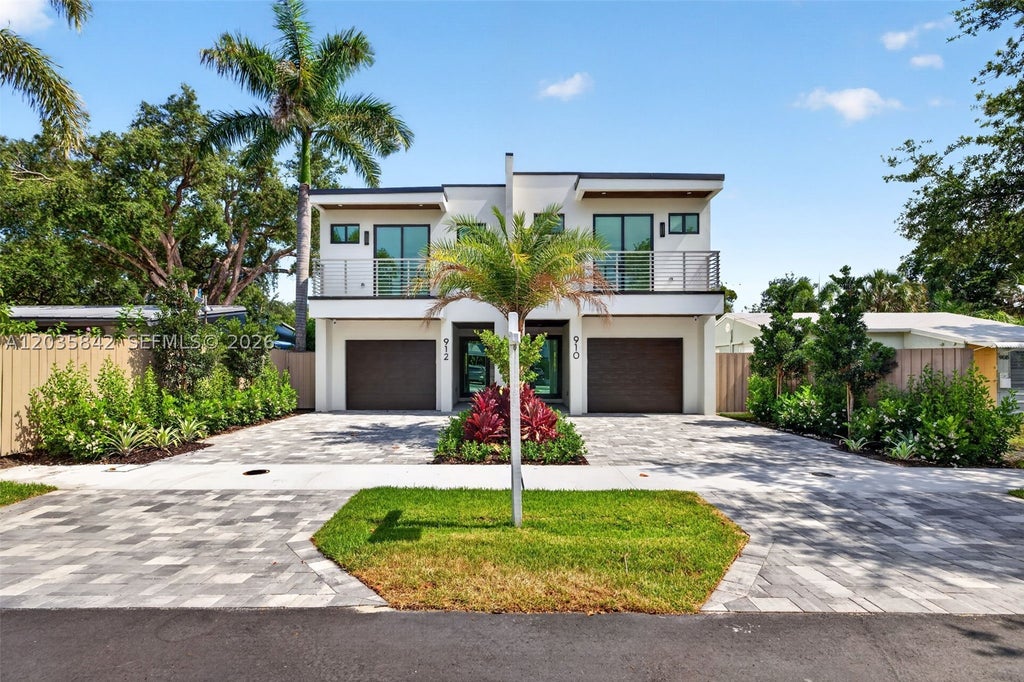 Photo of 910 SE 13th St, Fort Lauderdale, FL 33316 (MLS # A12035842)