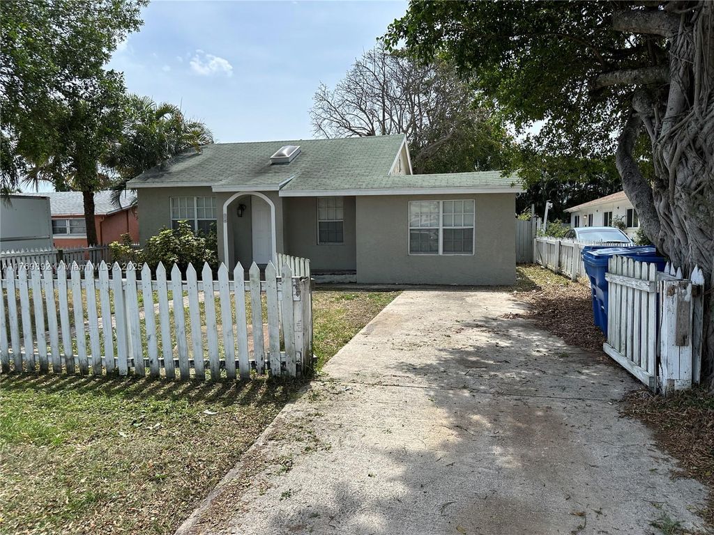 Photo of 314 Minnesota St, Lantana, FL 33462 (MLS # A11769892)