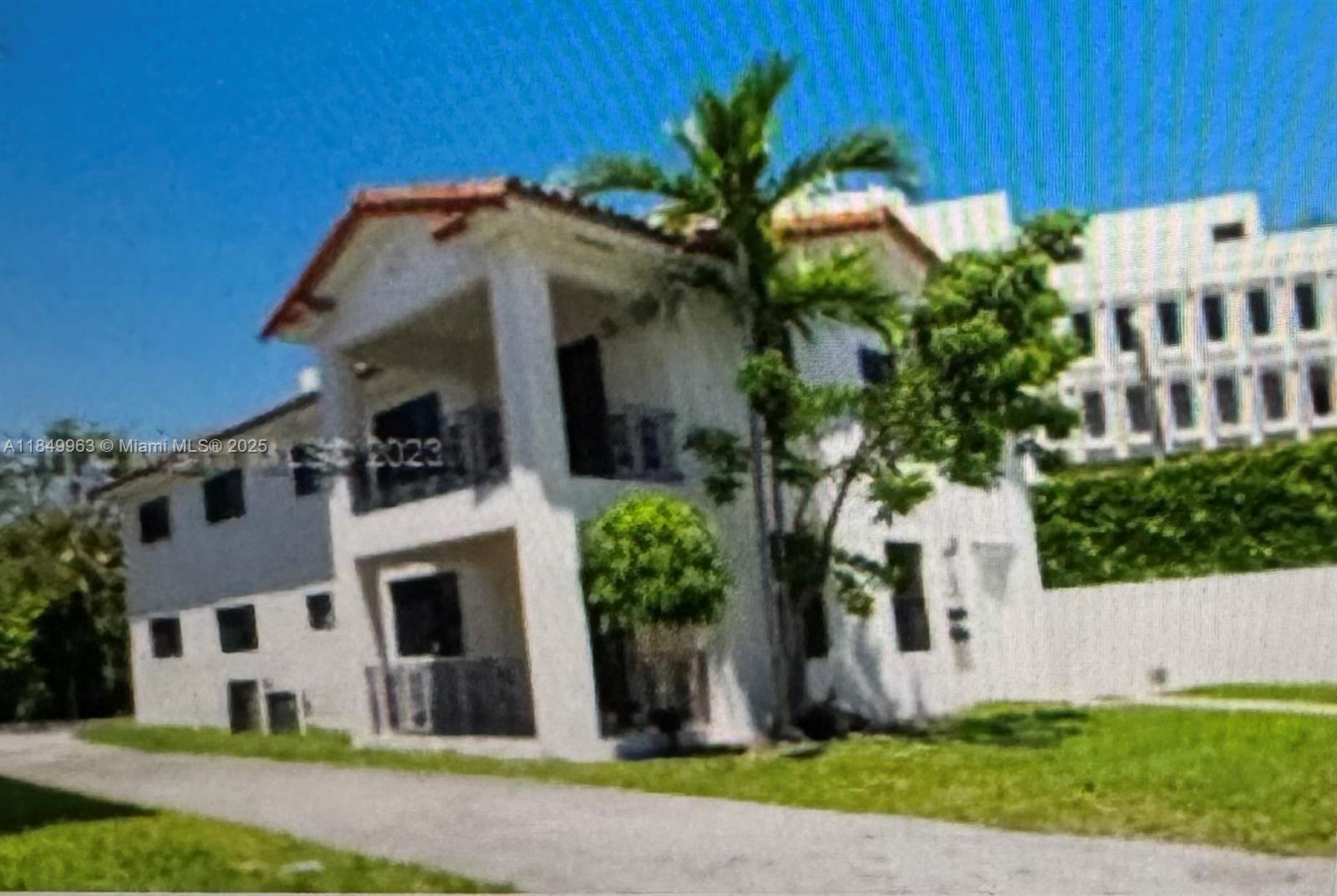 Newly renovated second floor unit of a duplex located in the heart of Coral Gables. Beautiful kitchen, renovated bathrooms, new floors, washer and dryer in unit and storage space. Located minutes away from Miracle Mile and Merrick Park, world class dining, shopping and great schools! Tenant occupied, avaliable for move in first week of October.