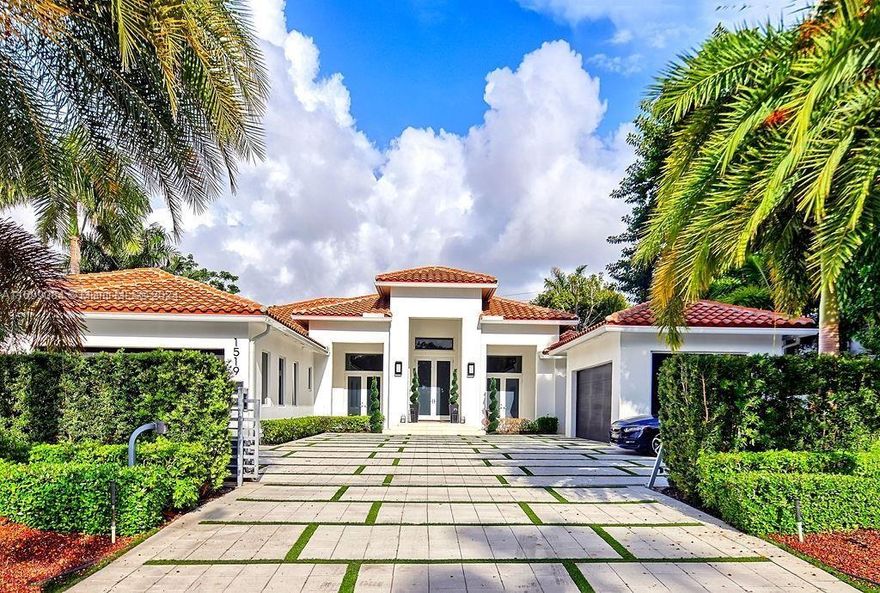 Amazing opportunity to own a home in the most prestigious neighborhood of Fort Lauderdale.  This home has everything you need, with private beach access, a home gym, resort style pool, basketball court, media room, and in home bar. This is a Fully equipped smart home w/ Vaulted ceilings and floor to ceiling windows which really give this home the grand feel it deserves while allowing lots of natural sunlight to lighten up the room.  Every bedroom has en suite bathrooms and size-able closets.  Built in 2015 w/ brand new A/C units and hot water heaters, this house is fully turn key.