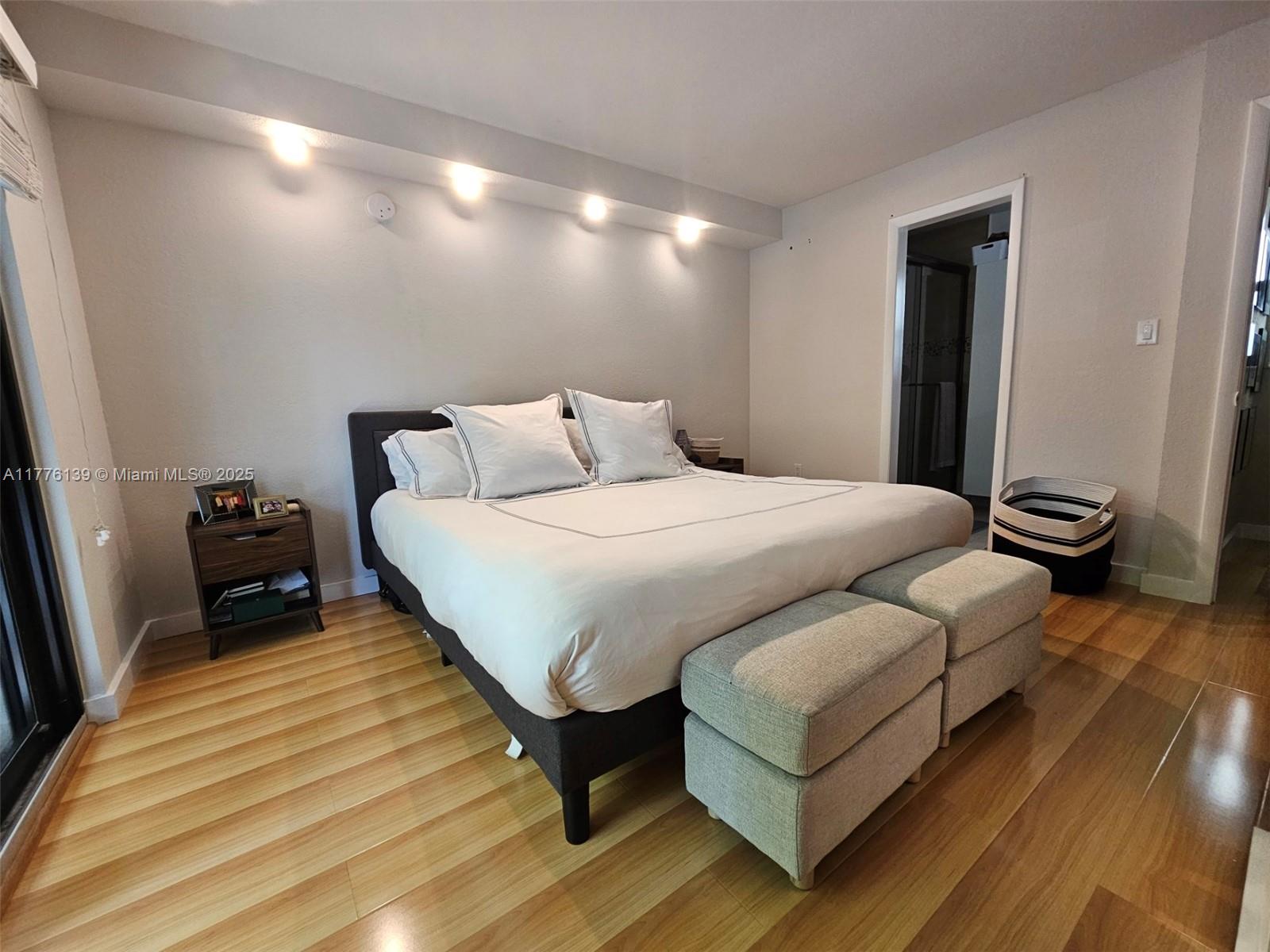 VALENCIA TOWNHOUSE CONDO - Residential