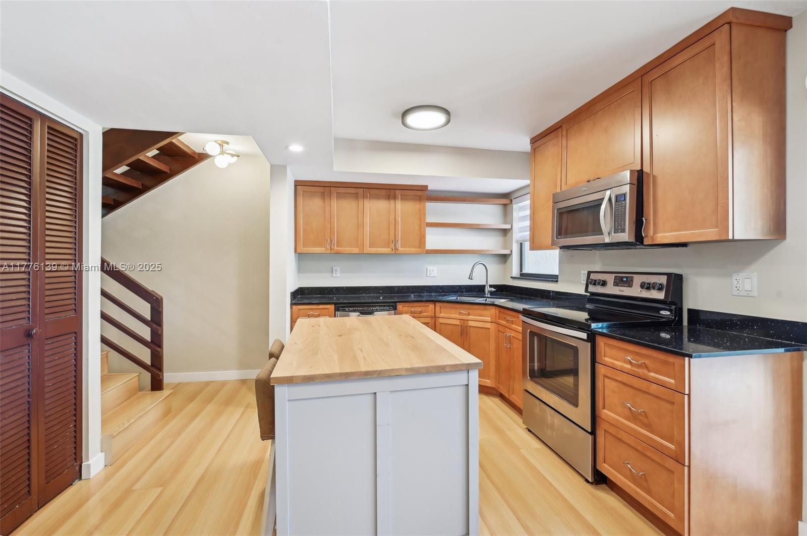 VALENCIA TOWNHOUSE CONDO - Residential