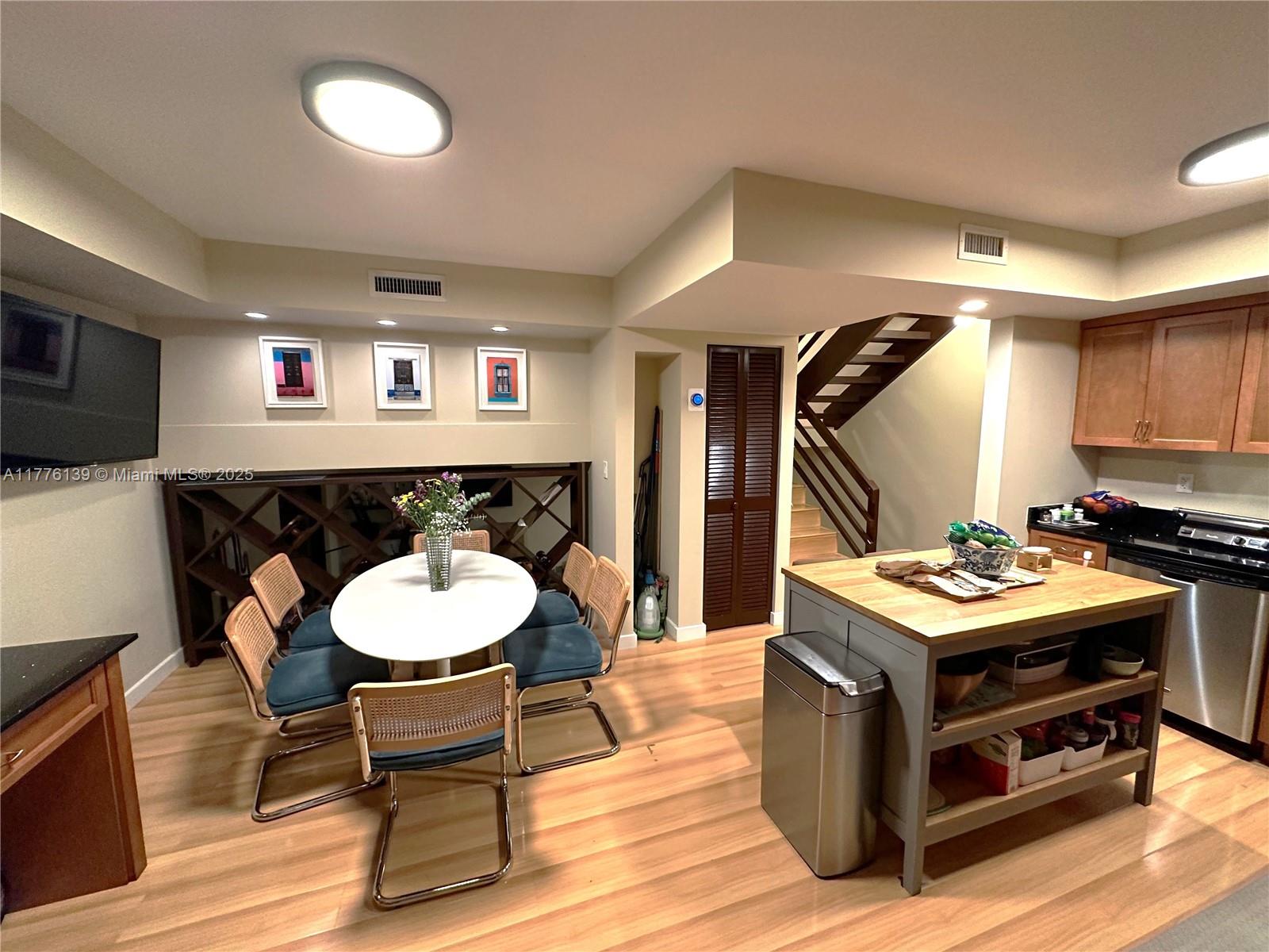 VALENCIA TOWNHOUSE CONDO - Residential
