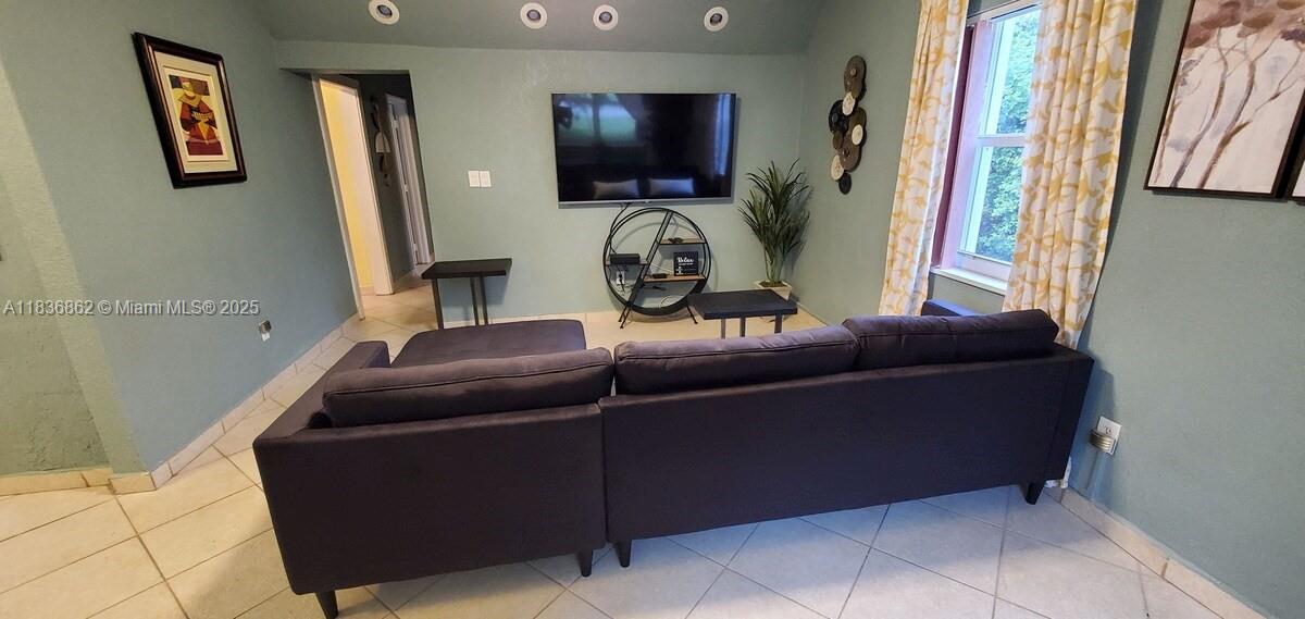 1679 NE 175th St, North Miami Beach, FL, 33162/$585,000 4 1679 NE 175th St