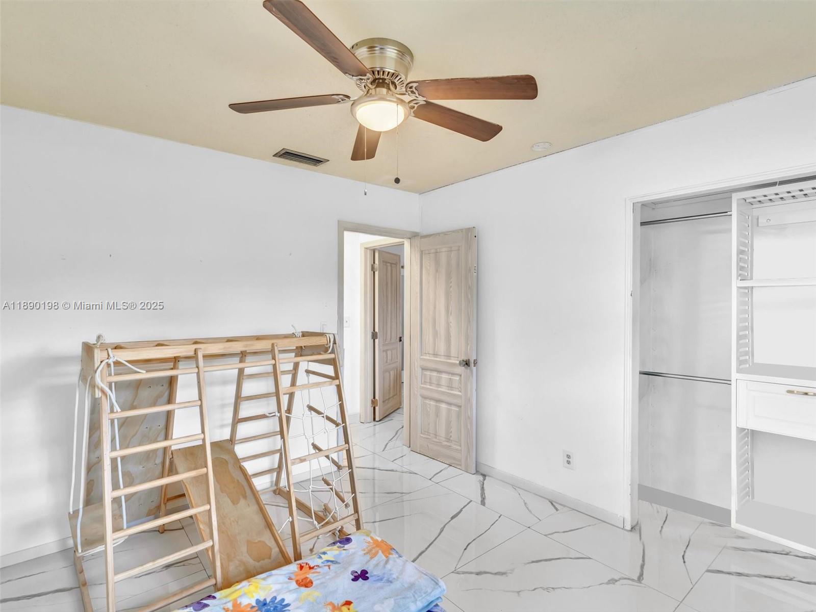 LAUDERDALE LAKES WEST GAT - Residential