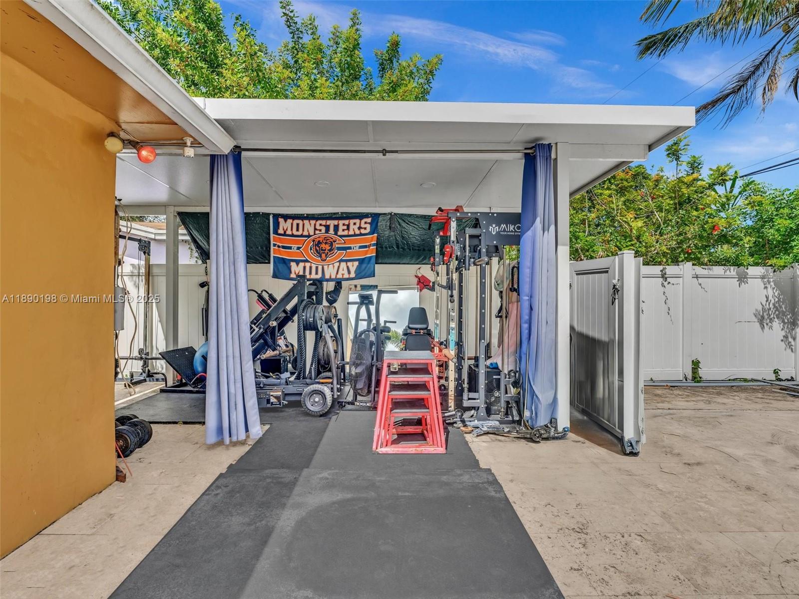 LAUDERDALE LAKES WEST GAT - Residential