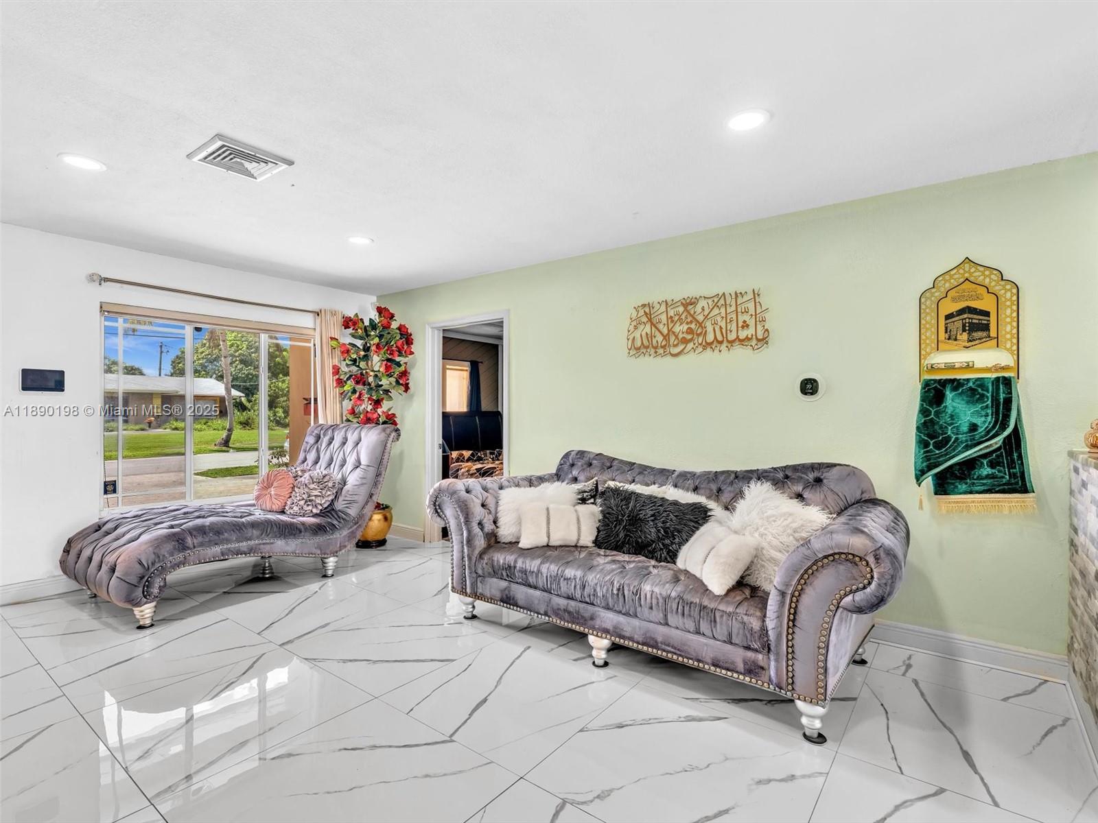 LAUDERDALE LAKES WEST GAT - Residential