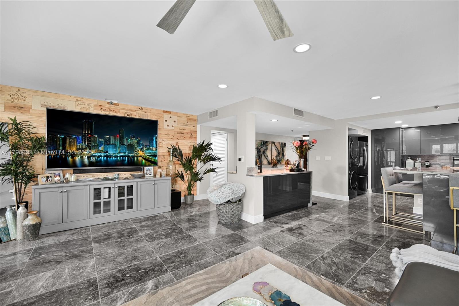 372 Golfview Rd 201