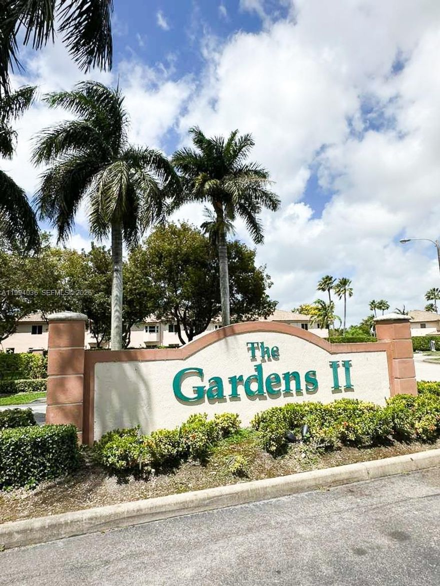 GREAT OPPORTUNITY! Well-maintained unit located in a desirable area of Homestead, offering convenience and strong value potential. In original condition, fully functional and move-in ready—ideal for buyers looking to customize and add value. Spacious layout designed for comfortable living. Excellent opportunity for both end-users and investors.