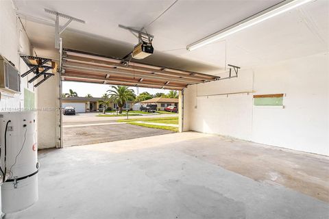 Single Family Residence in Miami FL 13234 85th Ter Ter 24.jpg