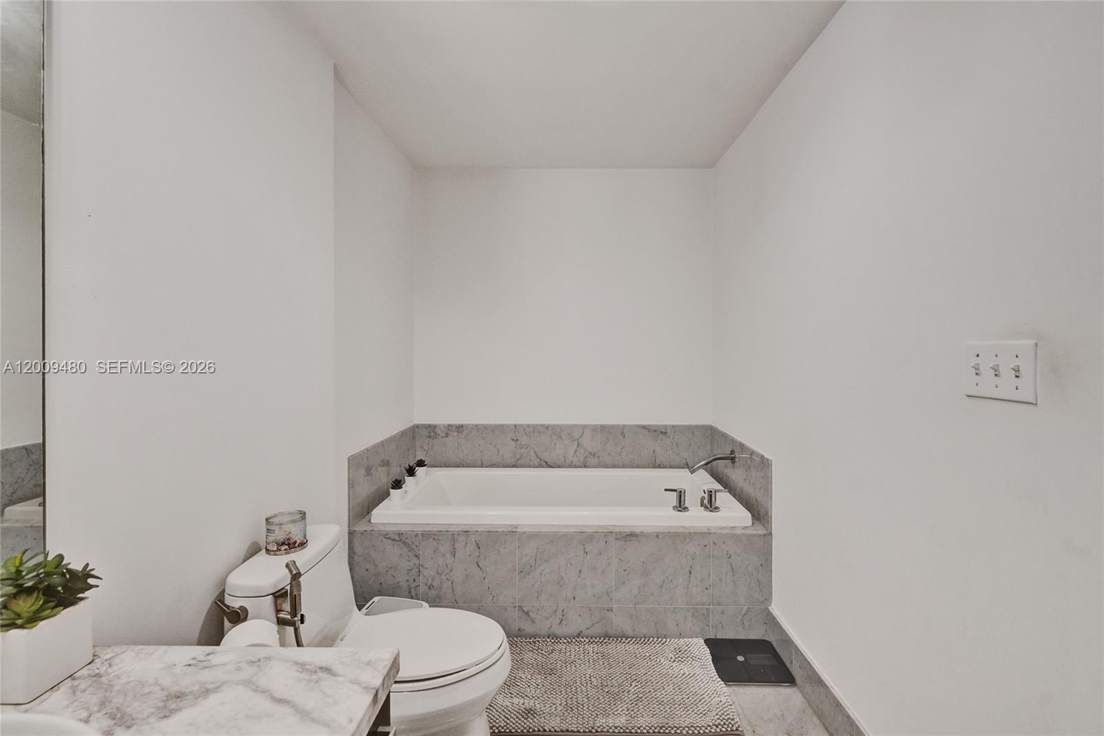 VIZCAYNE SOUTH CONDO - Residential