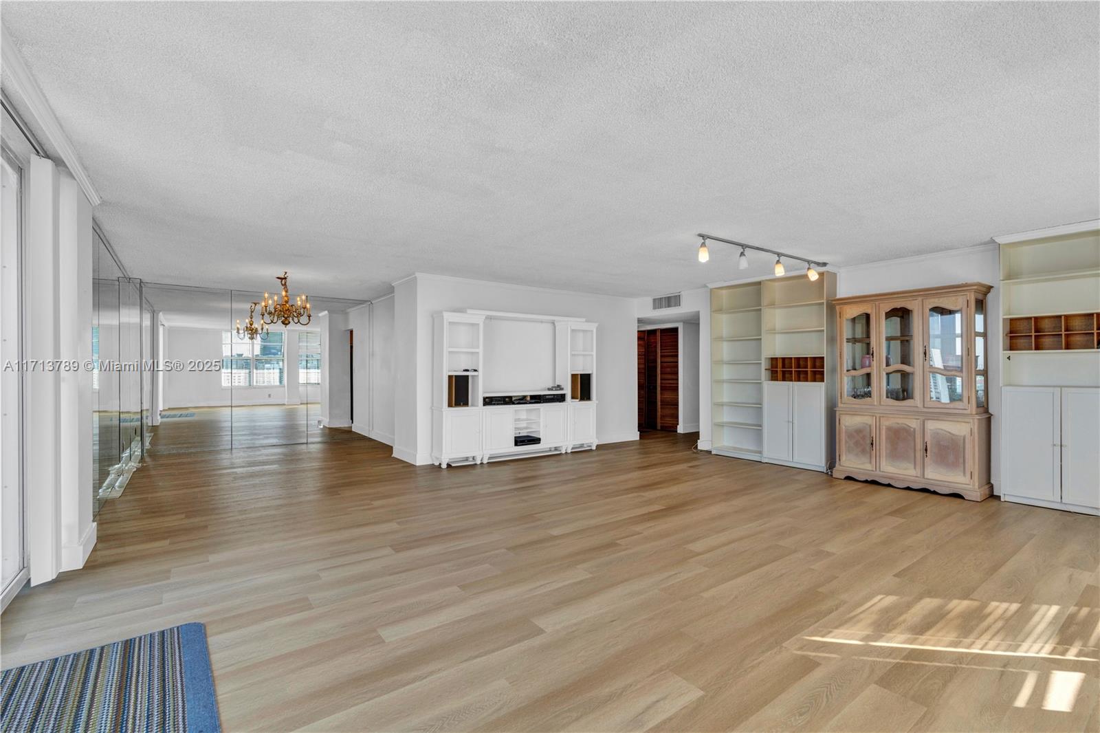 HALLMARK OF HOLLYWOOD CON - Residential