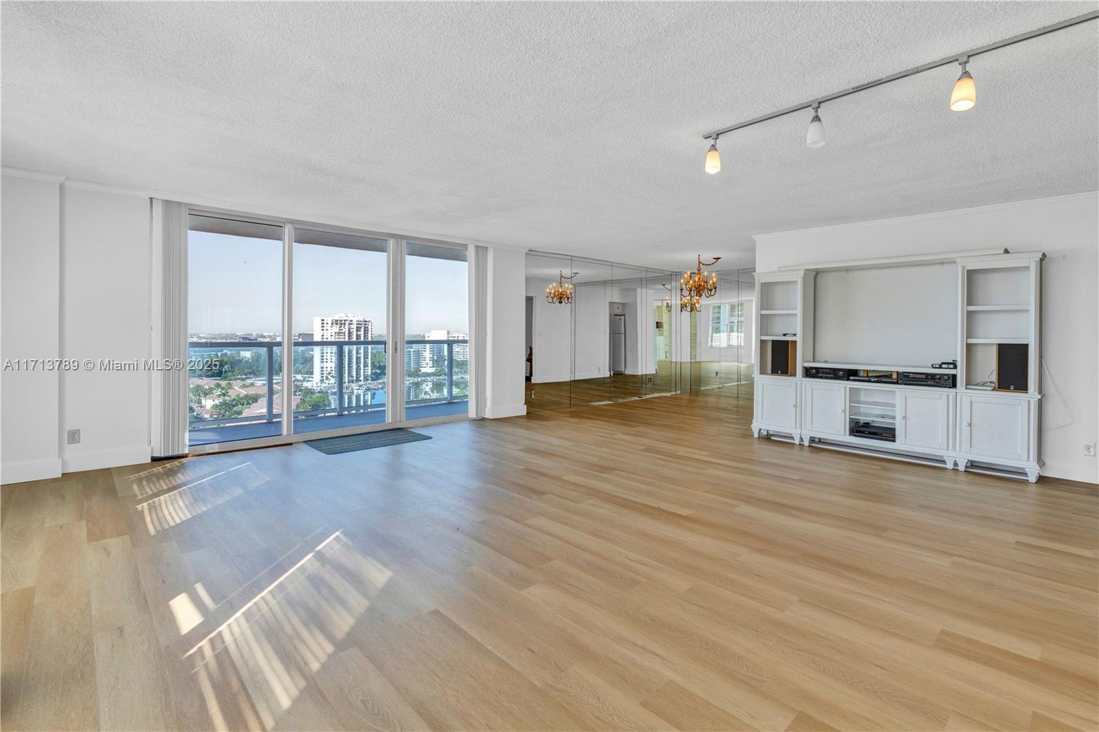 HALLMARK OF HOLLYWOOD CON - Residential