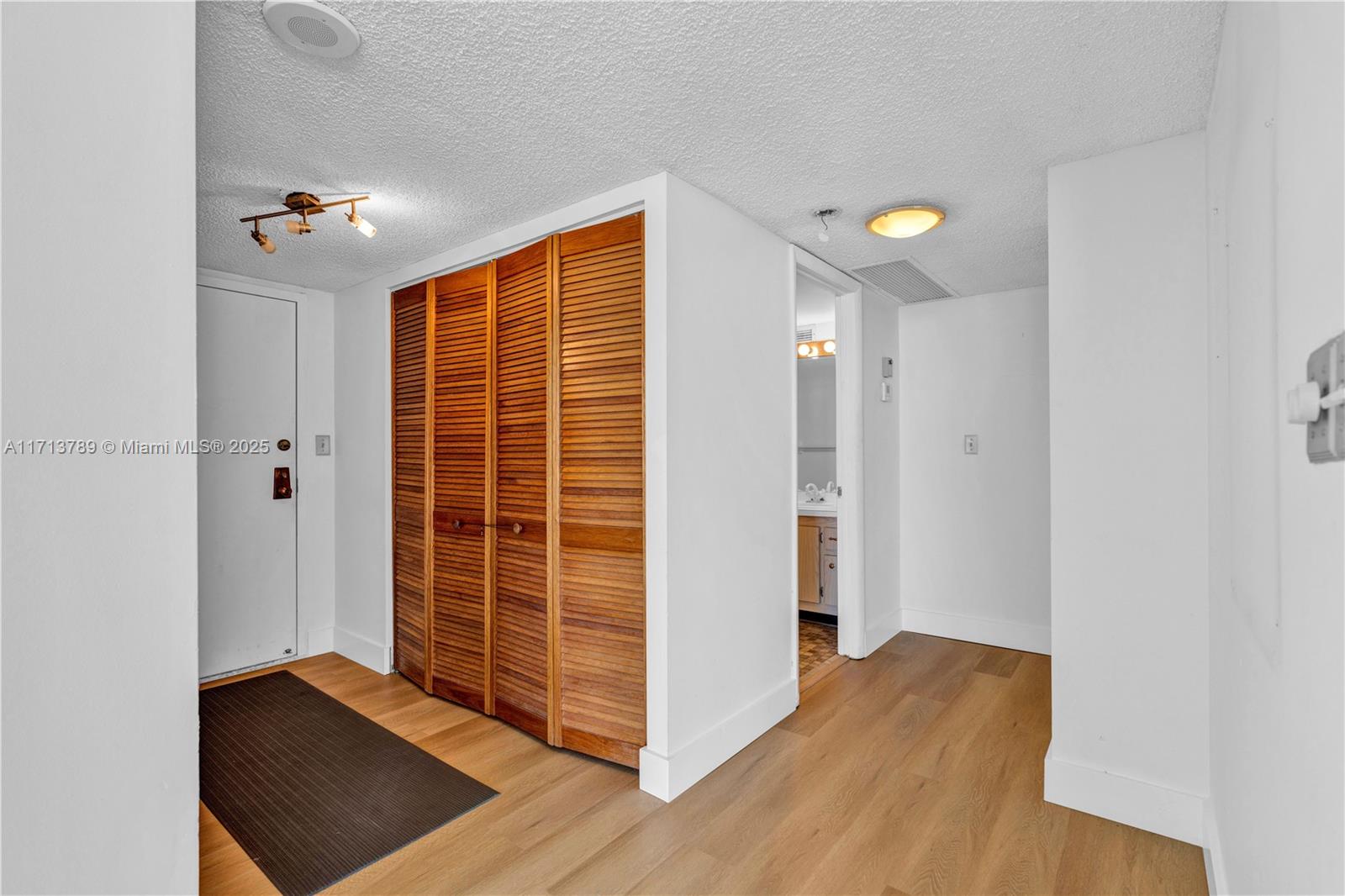 HALLMARK OF HOLLYWOOD CON - Residential