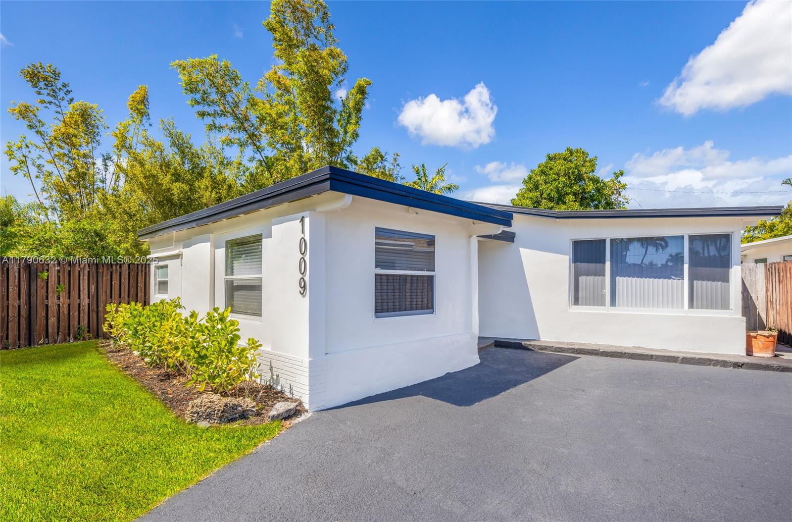 Property for Sale at 1009 Ne 18th St, Fort Lauderdale, Broward County, Florida - Bedrooms: 3 
Bathrooms: 2  - $629,000