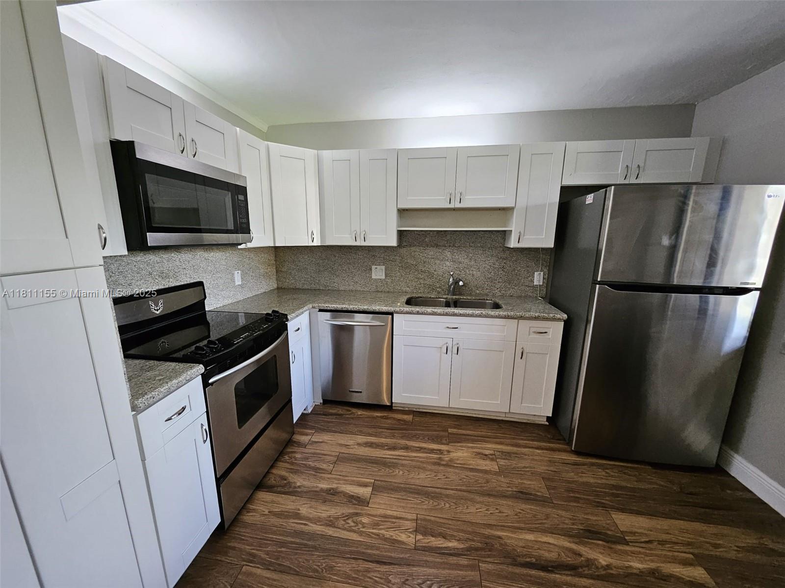 302 Lakeview Dr 204, Weston, Broward County, Florida - 2 Bedrooms  
2 Bathrooms - 