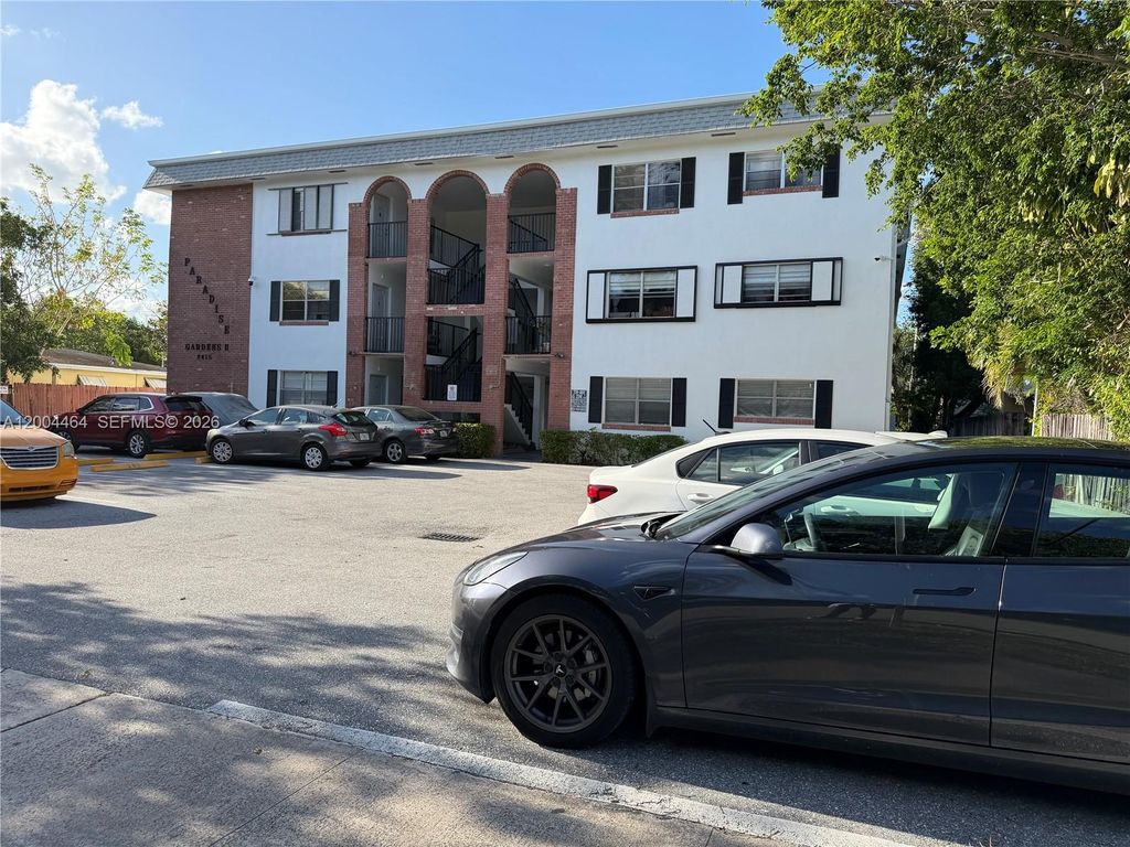 Photo of 2415 Lincoln St #305, Hollywood, FL 33020 (MLS # A12004464)
