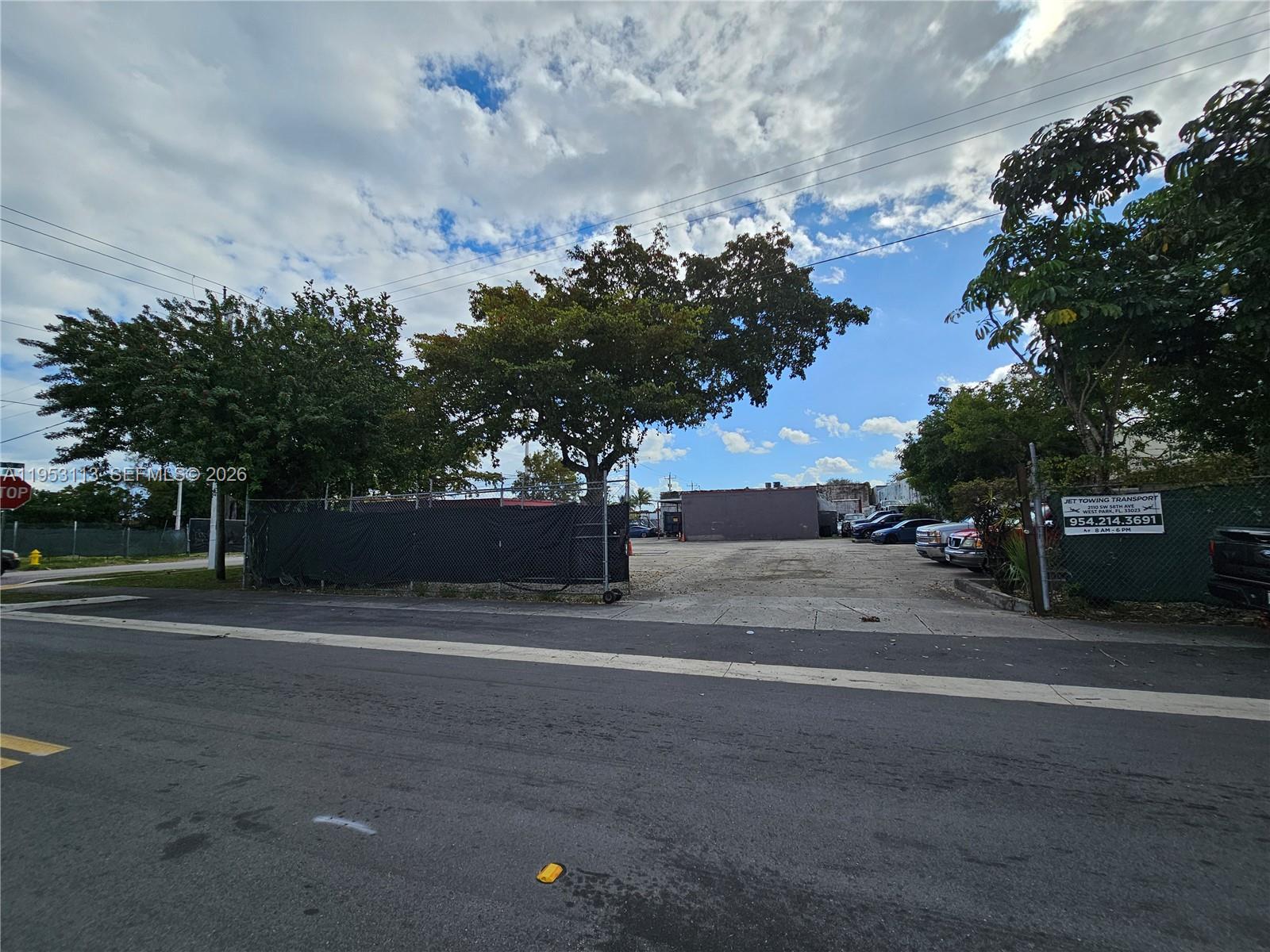 Main image without alt text