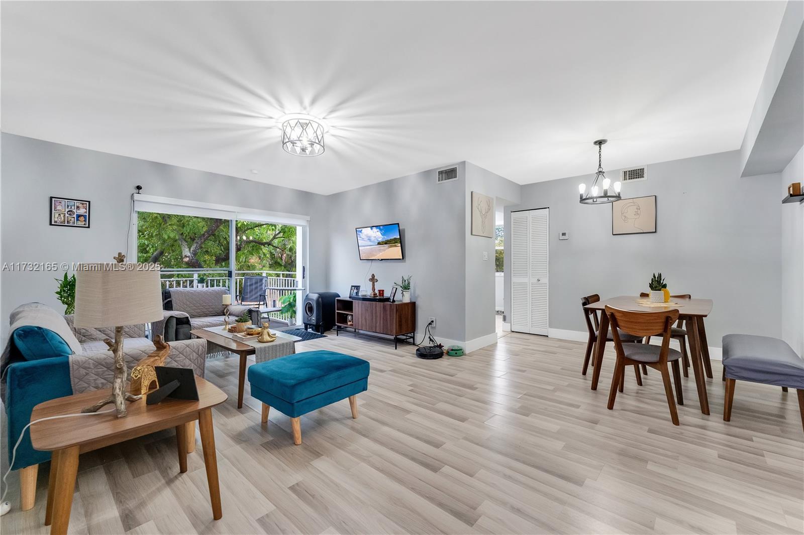 Property for Sale at 1200 Sw 113th Ter 203, Pembroke Pines, Miami-Dade County, Florida - Bedrooms: 2 
Bathrooms: 2  - $305,000