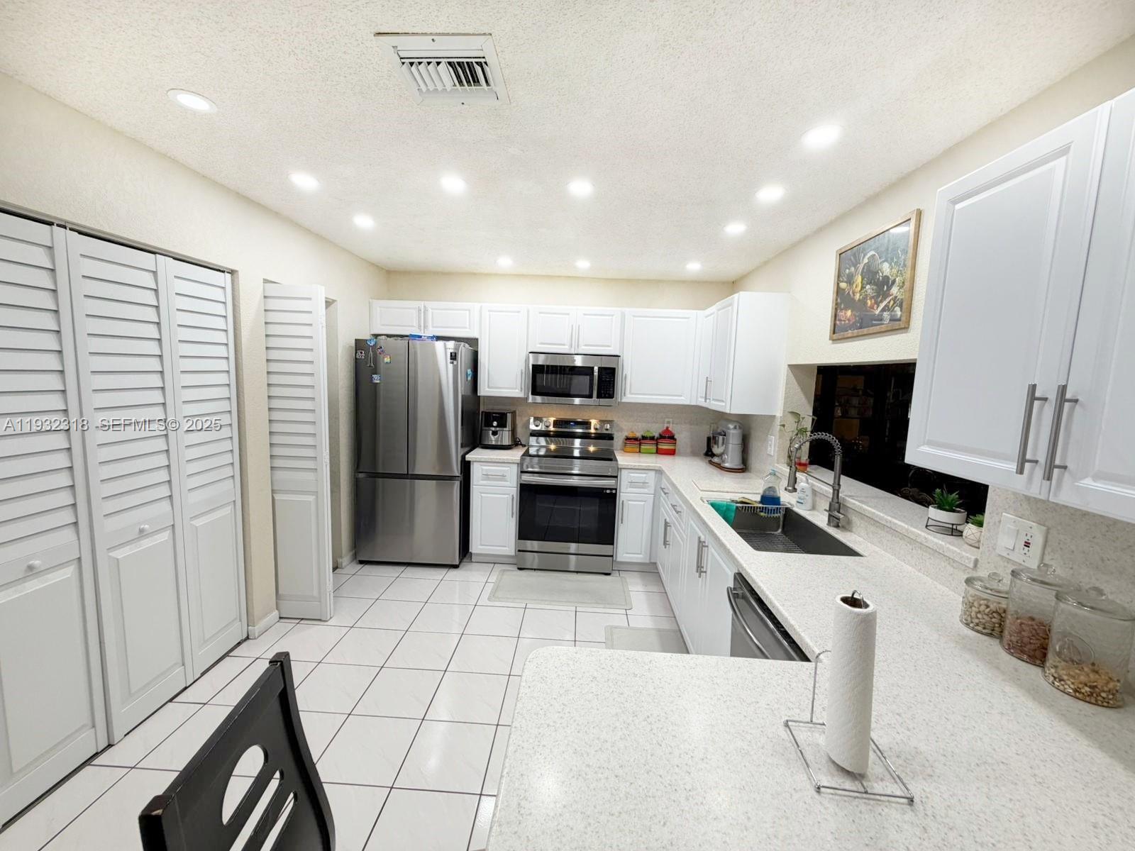 PEMBROKE POINTE - Residential