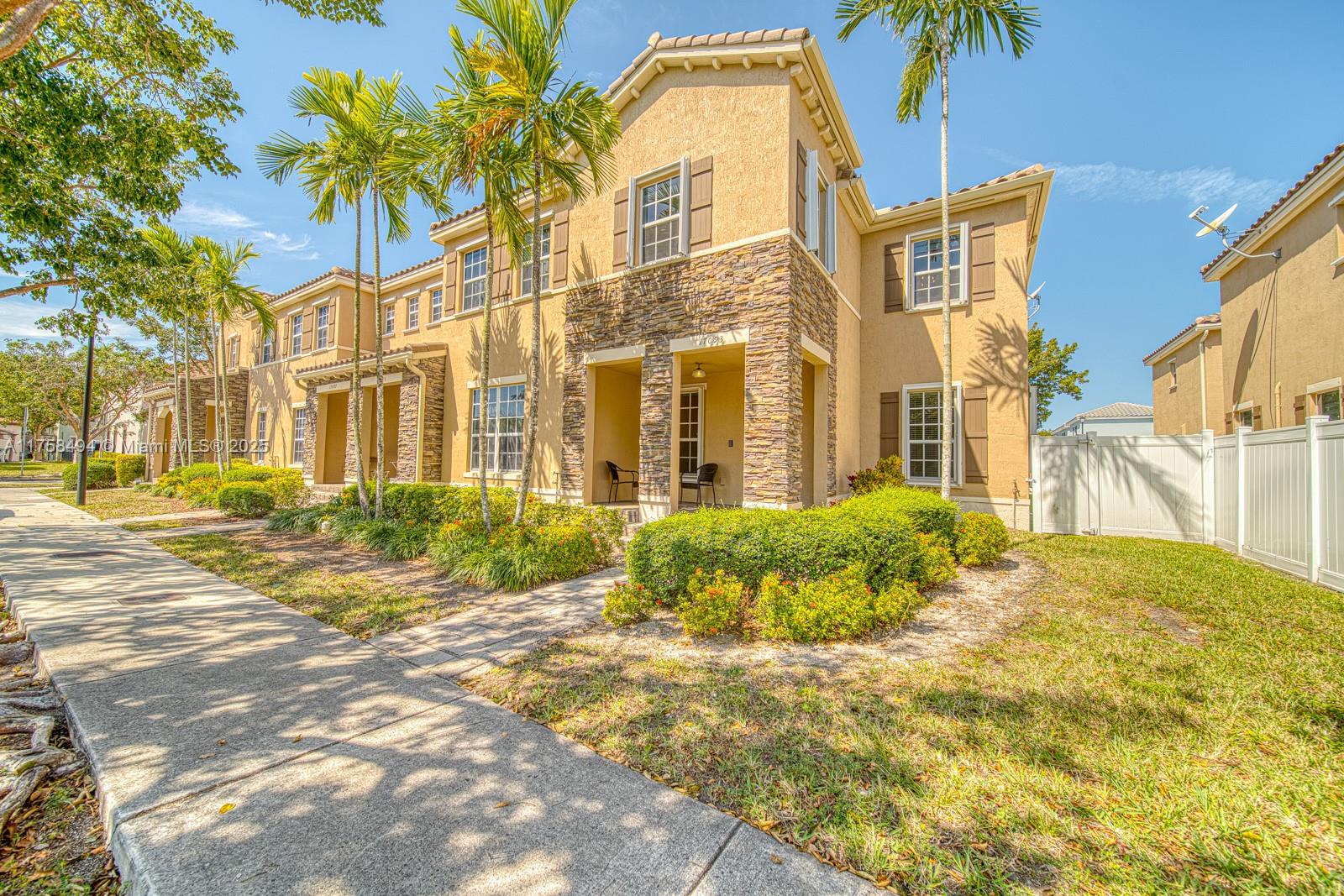 17093 Sw 94th Way 17073, Miami, Broward County, Florida - 4 Bedrooms  
3 Bathrooms - 
