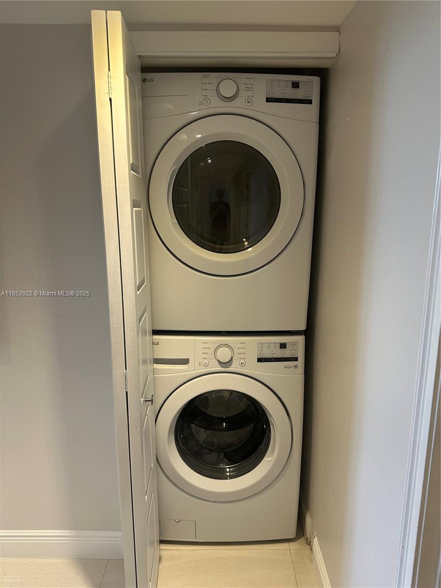 TOWERS OF QUAYSIDE CONDO - Residential