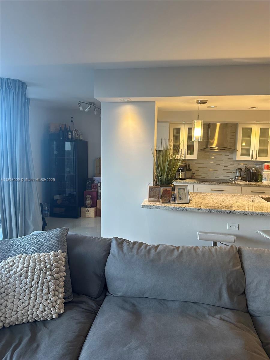 TOWERS OF QUAYSIDE CONDO - Residential