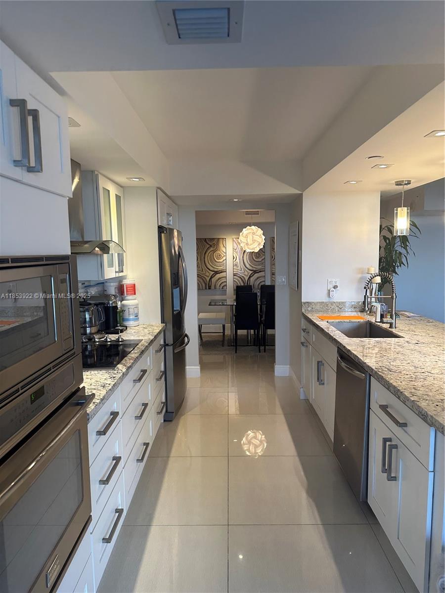 TOWERS OF QUAYSIDE CONDO - Residential