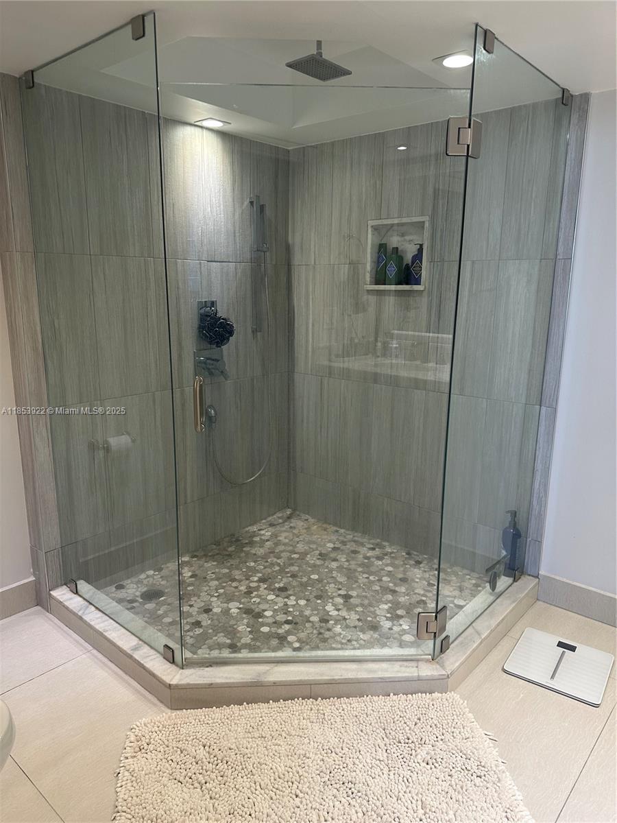 TOWERS OF QUAYSIDE CONDO - Residential