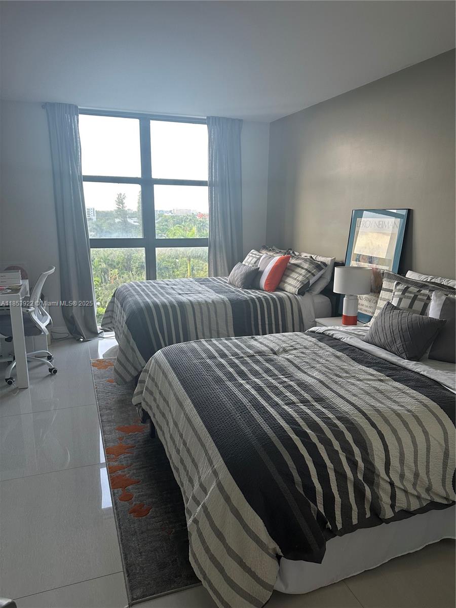 TOWERS OF QUAYSIDE CONDO - Residential