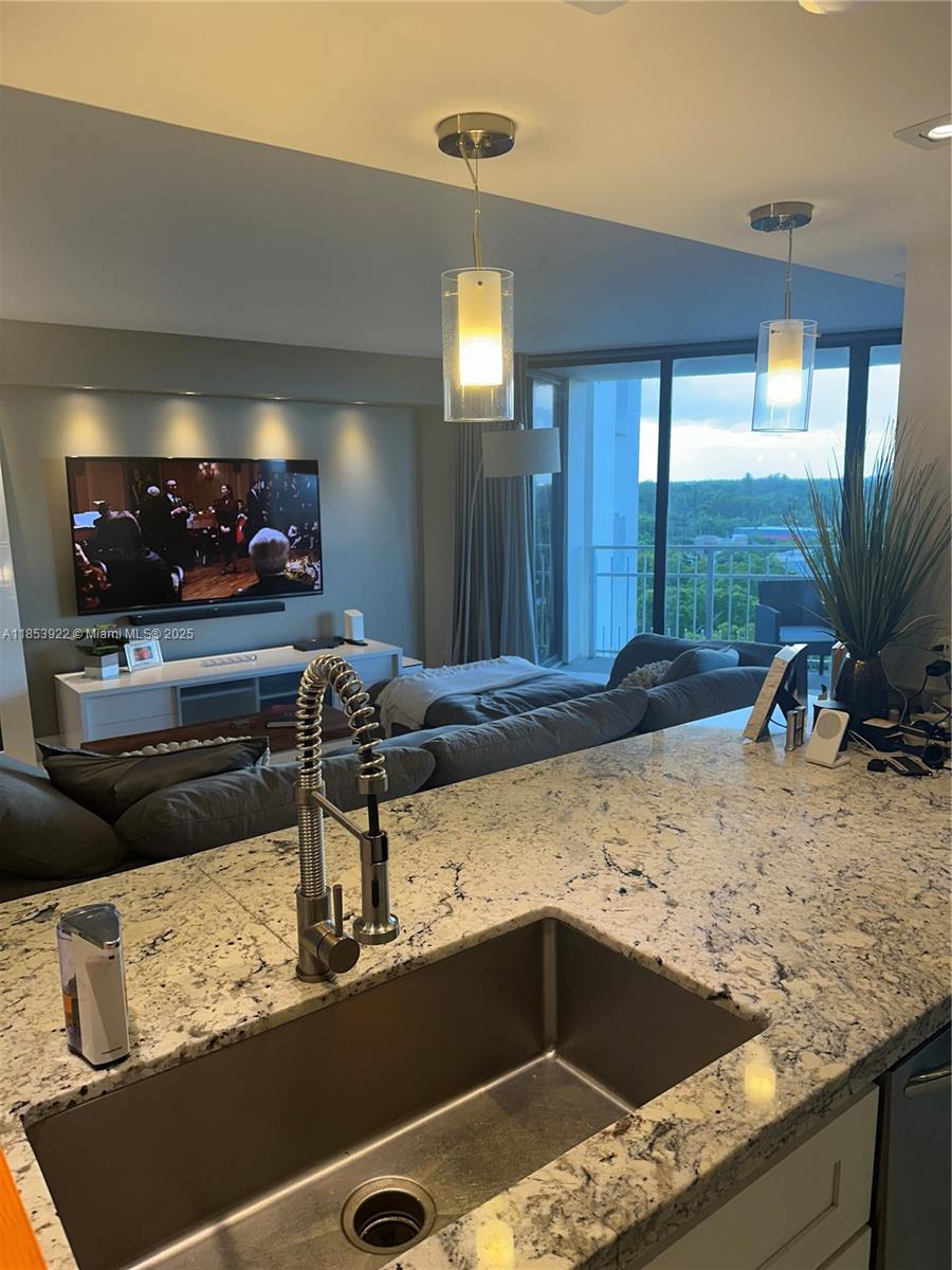 TOWERS OF QUAYSIDE CONDO - Residential