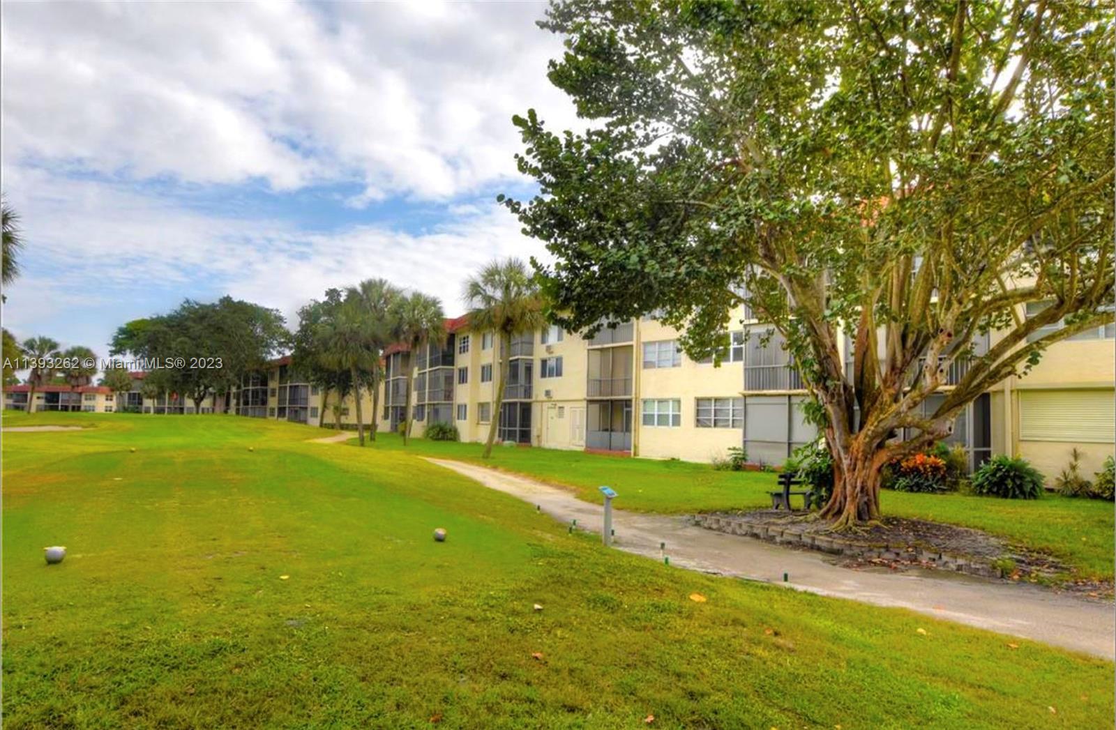 HOLLYBROOK GOLF AND - Residential