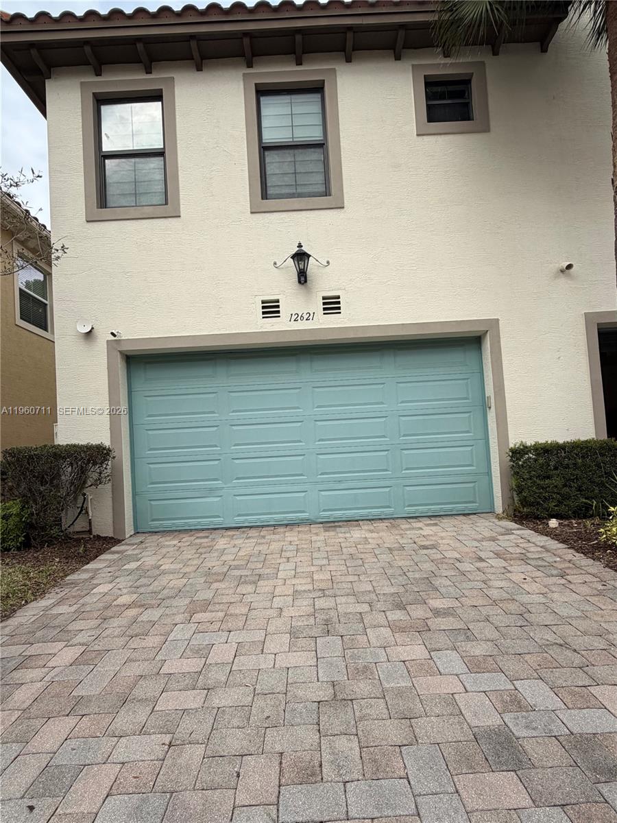 SAWGRASS LAKES - Residential