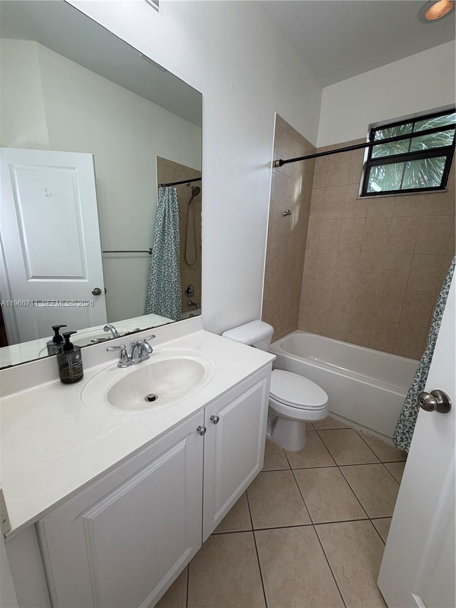 SAWGRASS LAKES - Residential