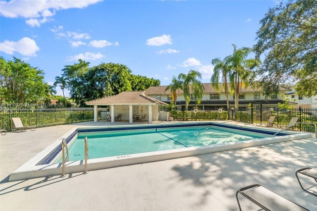 9891 Riverside Dr 11-19