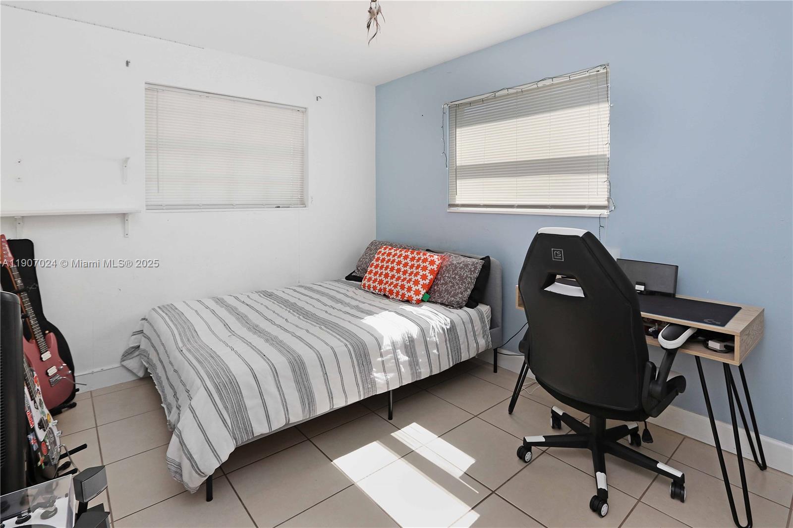 HOLLYWOOD HILLS - Residential