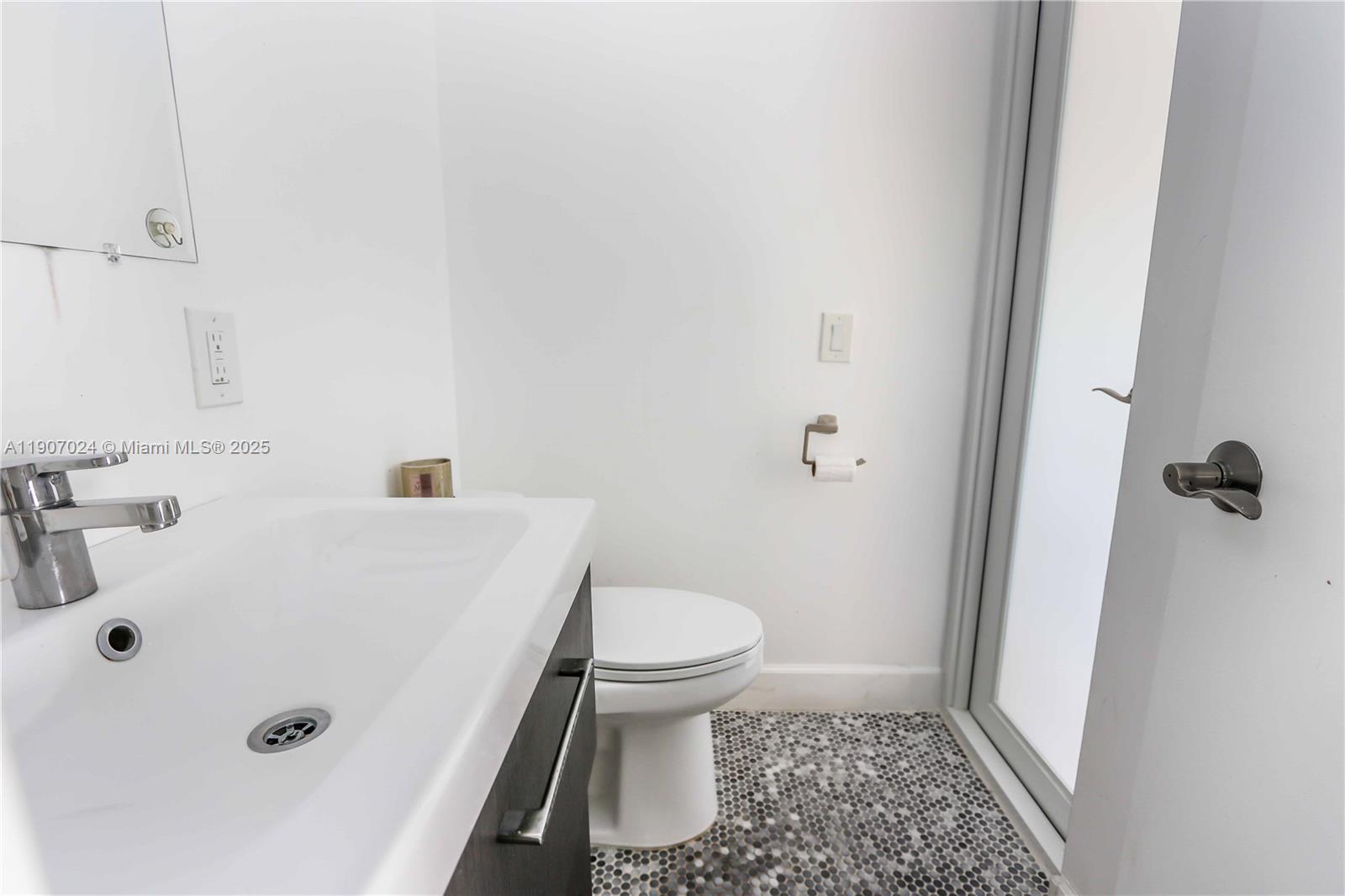 HOLLYWOOD HILLS - Residential