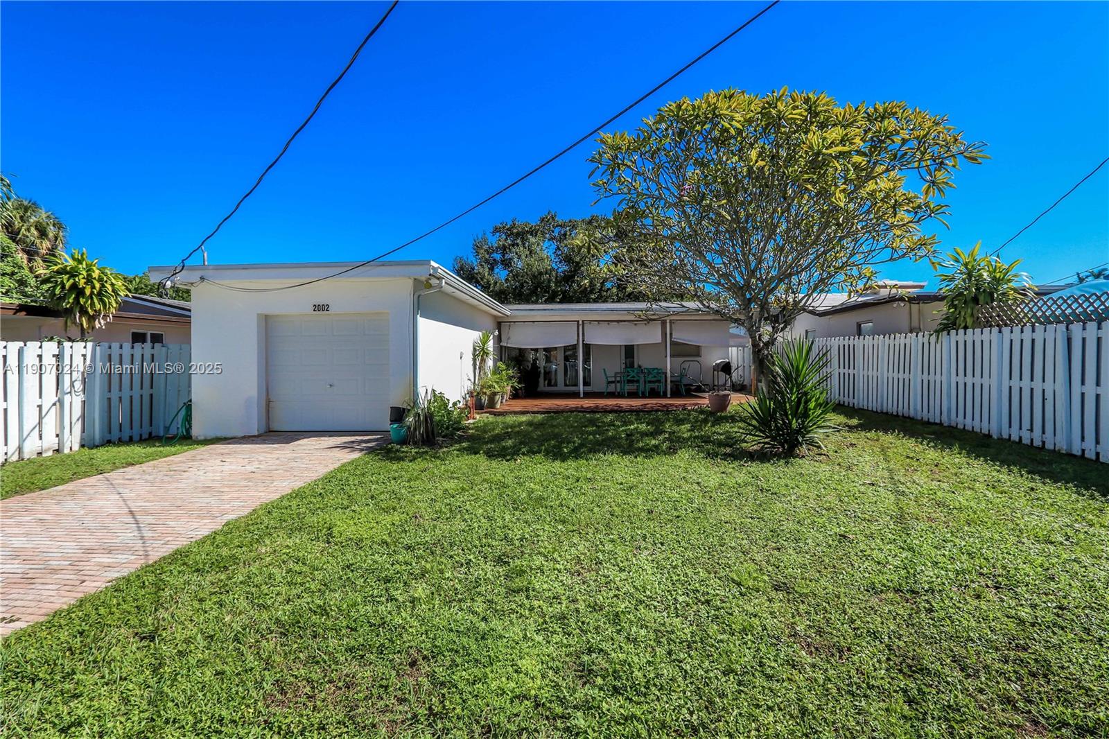 HOLLYWOOD HILLS - Residential