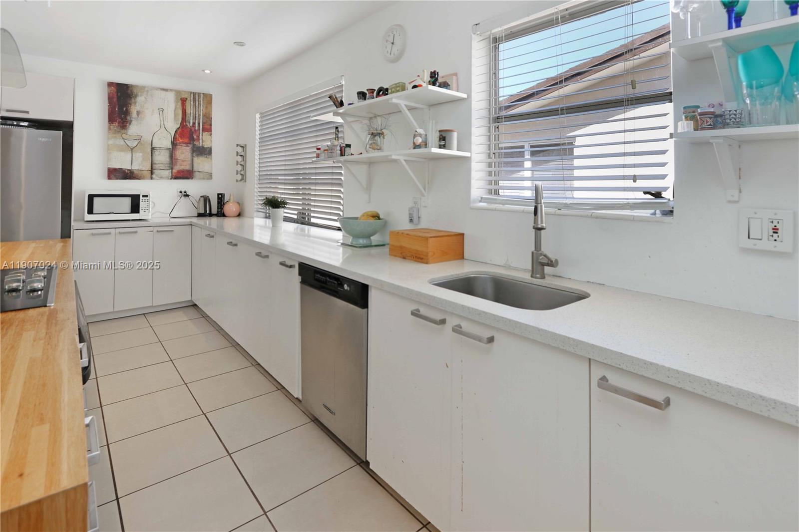 HOLLYWOOD HILLS - Residential