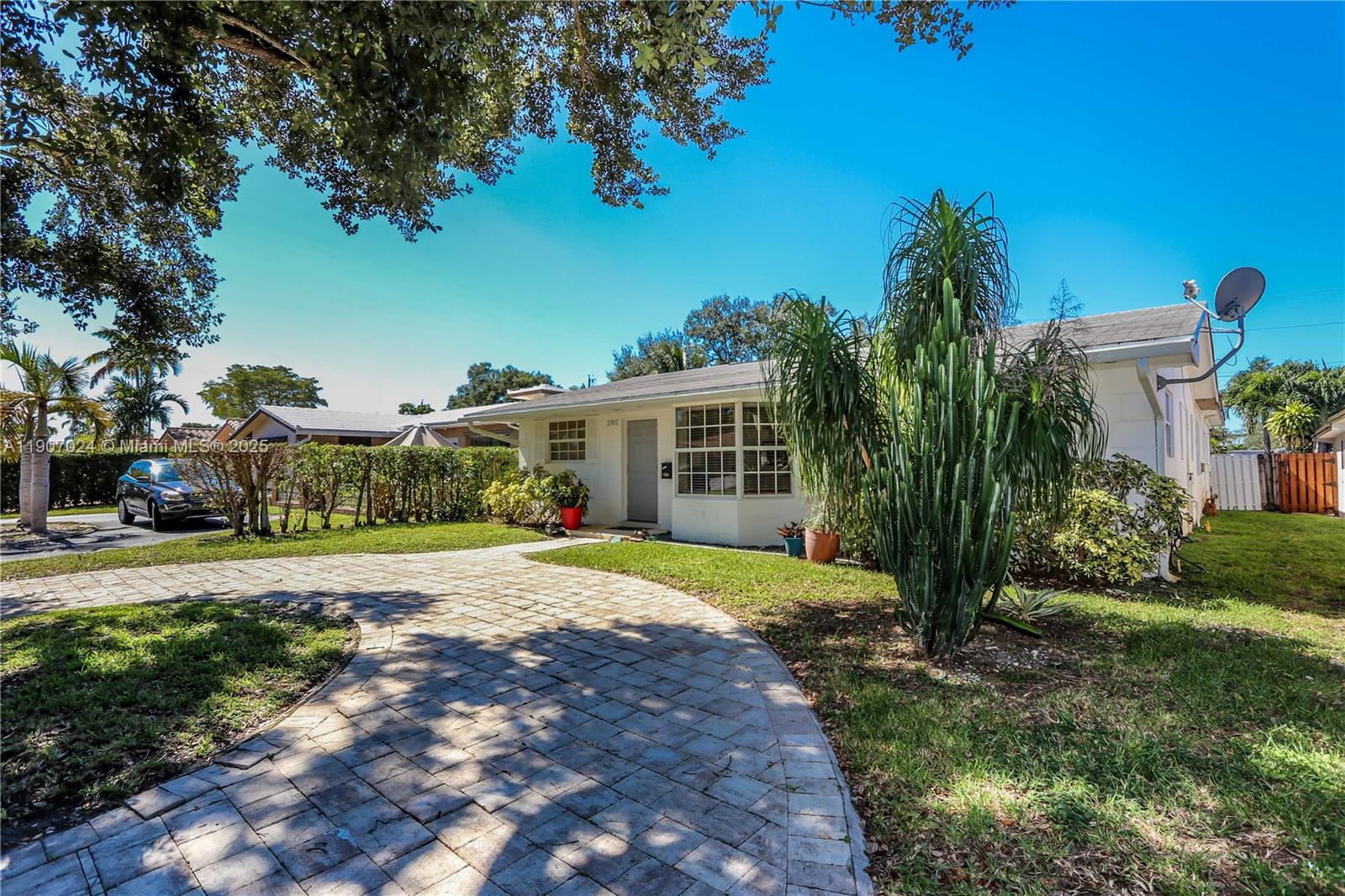 HOLLYWOOD HILLS - Residential