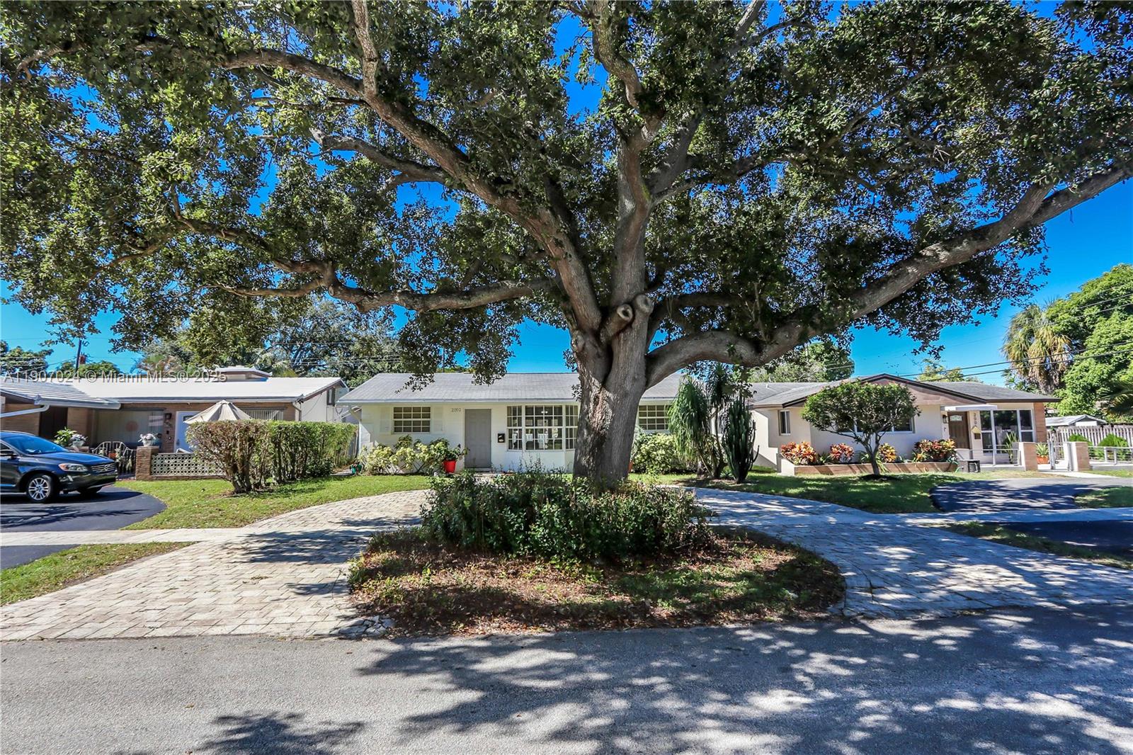 HOLLYWOOD HILLS - Residential