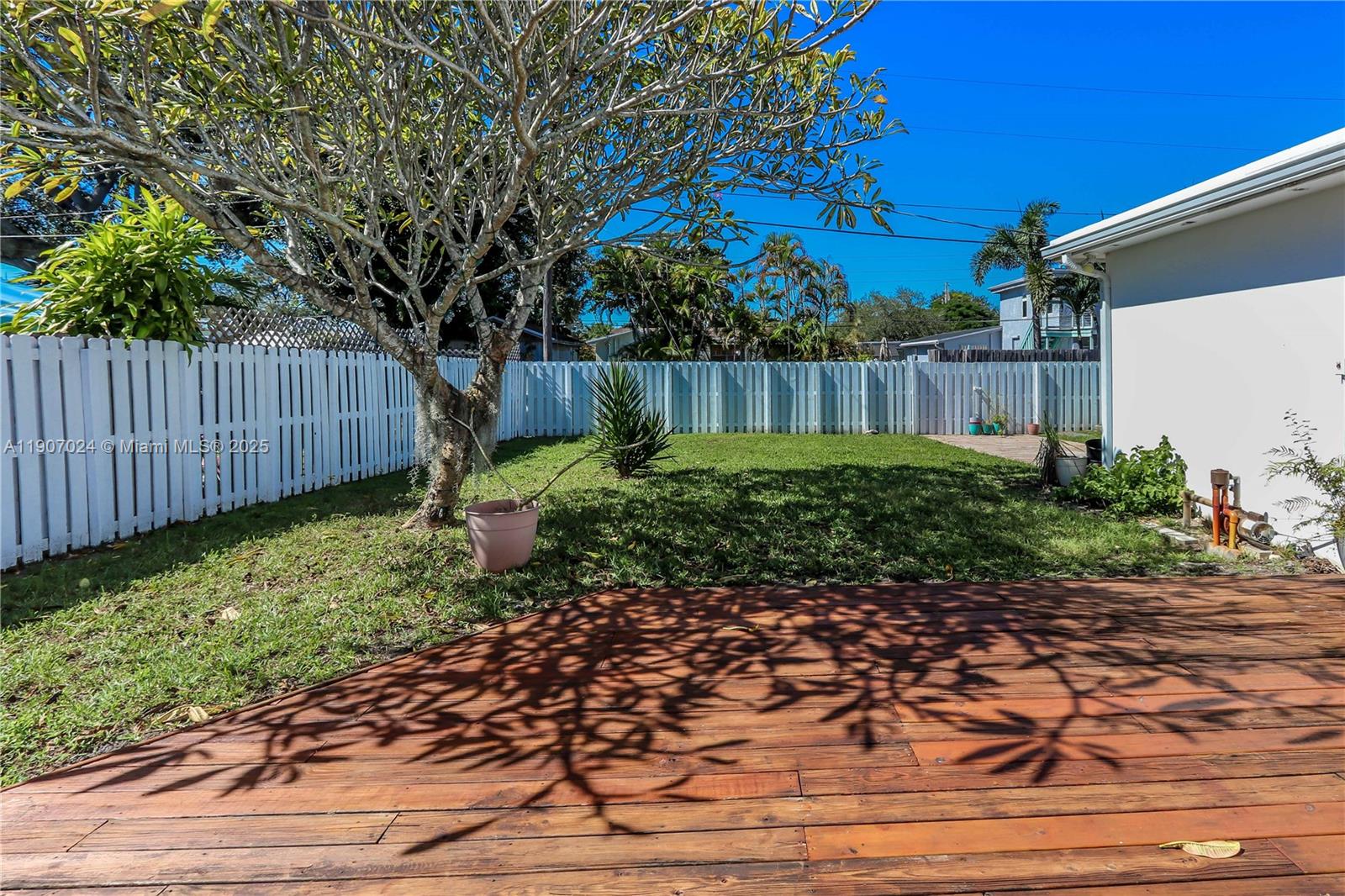 HOLLYWOOD HILLS - Residential