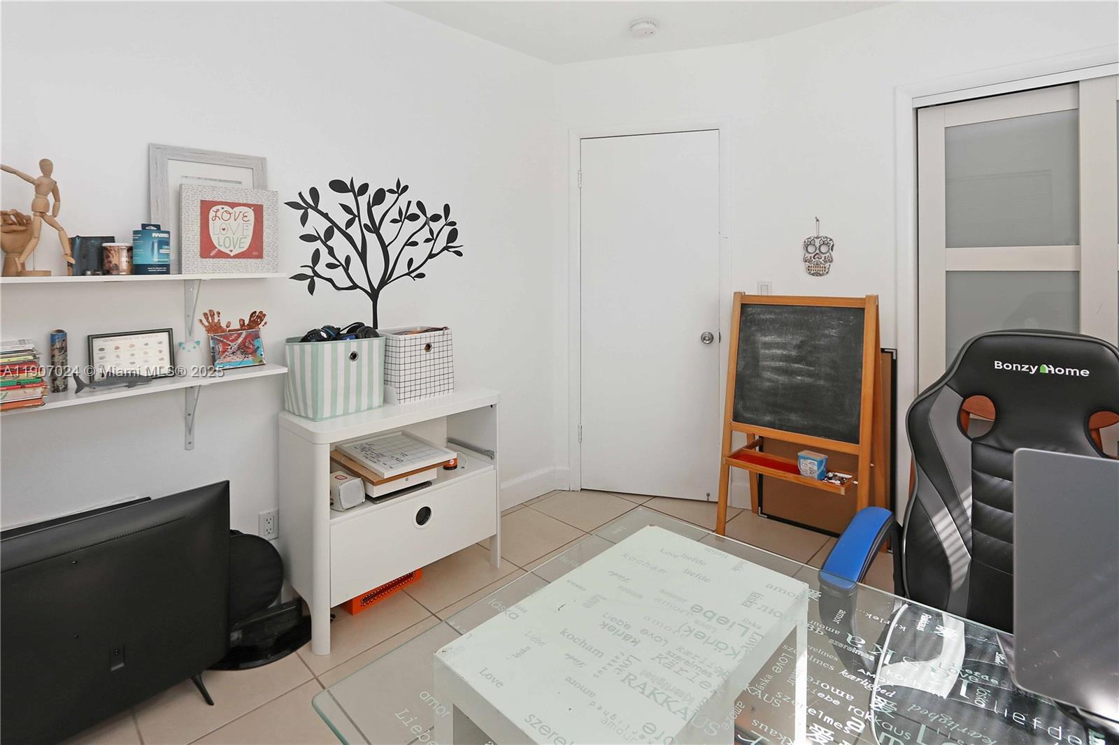 HOLLYWOOD HILLS - Residential