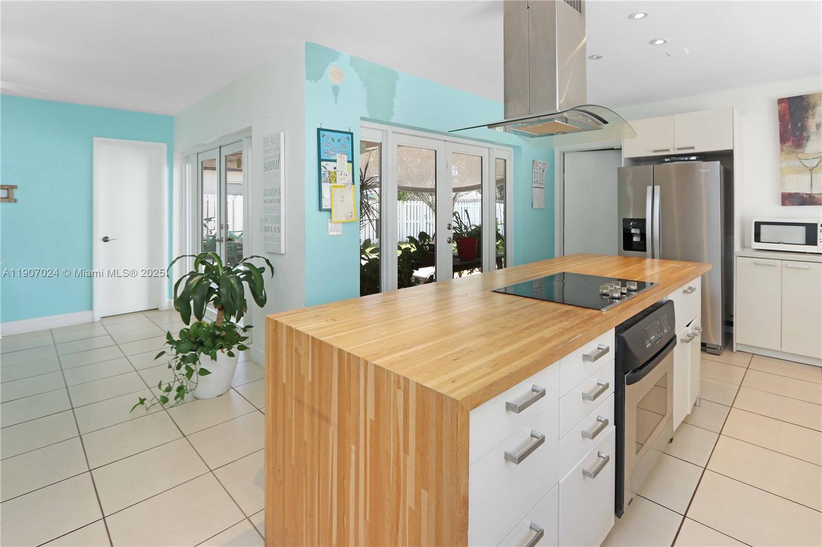 HOLLYWOOD HILLS - Residential